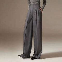 Drapierte, eng anliegende Hose mit weitem Bein