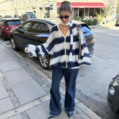 Gestreifte Strickjacke mit Laternenärmeln und Knöpfen