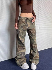 Gewaschene Camouflage-Cargohose mit Falten