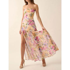 Rüschenkleid mit Schlitz und Blumenmuster, Bandeau-Ausschnitt, Urlaubskleid