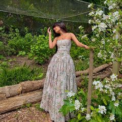Weißes, geblümtes Midi-Festkleid
