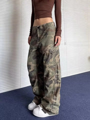 Gewaschene Camouflage-Cargohose mit Falten