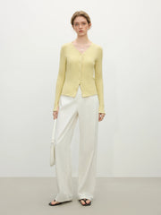 Gerippter Strickcardigan mit V-Ausschnitt, Schlitzbündchen und Strickdetails
