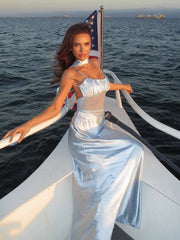 Maxikleid mit tiefem Ausschnitt, Neckholder, Schnürung und Schlitz