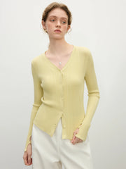 Gerippter Strickcardigan mit V-Ausschnitt, Schlitzbündchen und Strickdetails