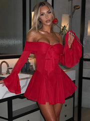 Minikleid mit ausgestellten Ärmeln und schulterfreiem Oberteil