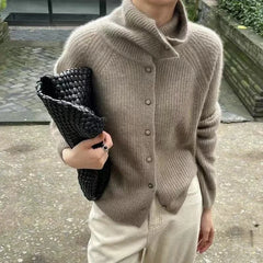 Rollkragen-Strickjacke aus dicker Wolle