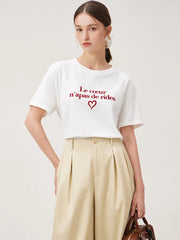 Schwarzes T-Shirt mit Buchstabenprint an der Schulter