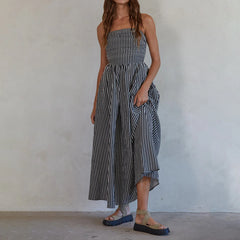 Gestreiftes, trägerloses, fließendes Midi-Kleid