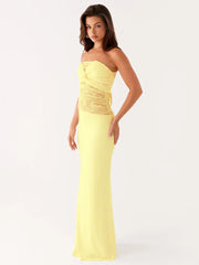 Schulterfreies, figurbetontes Patchwork-Spitzenkleid
