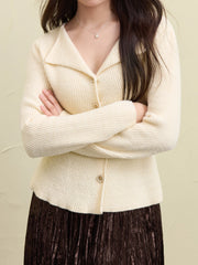 Roter Strickcardigan mit Puffärmeln und V-Ausschnitt