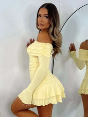 Rüschen-Minikleid mit schulterfreiem Oberteil und figurbetonter Silhouette