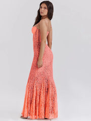 Figurbetontes Kleid aus floraler Spitze mit Spaghettiträgern