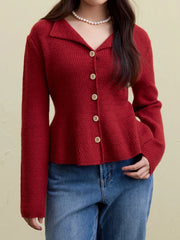 Roter Strickcardigan mit Puffärmeln und V-Ausschnitt