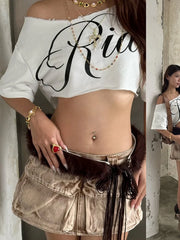 Asymmetrisches Crop-T-Shirt mit Buchstabenprint