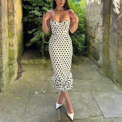Gepunktetes, gerafftes Ballkleid mit Hosenträgern