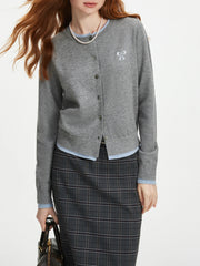 Strickjacke mit Schleife und Kontrastnähten