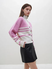 Kurzer Wollcardigan mit rosa Streifen und V-Ausschnitt