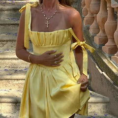 Gelbes Neckholder-Minikleid mit Falten