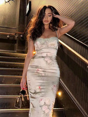 Trägerloses Midikleid mit Spitzenprint