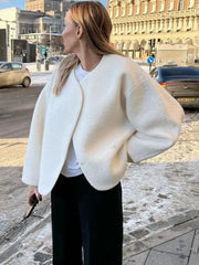 Eleganter, kurzer Wollmantel mit Muschelsaum