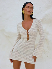 Sexy, gestricktes, weißes, ausgeschnittenes Urlaubskleid