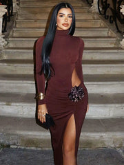 Rollkragenkleid mit ausgeschnittenem Beinschlitz und figurbetontem Kleid