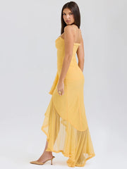 Gelbes, figurbetontes Maxikleid mit Rüschen und Drapierung
