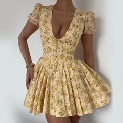 Plissiertes, schmal geschnittenes Kleid mit V-Ausschnitt und Blumenmuster