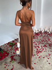 Ärmelloses, figurbetontes Kleid aus Satin mit schrägem Schlitz