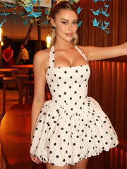 Gepunktetes trägerloses Mini-Ballkleid