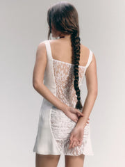 Transparentes, rückenfreies Minikleid aus Spitze mit Raffungen