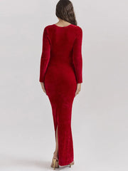Samtkleid mit langen Ärmeln und V-Ausschnitt