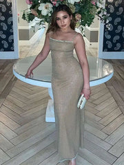 Paillettenbesetztes, figurbetontes Midikleid