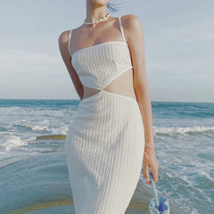 Einfarbiges, figurbetontes Kleid mit Cut-outs und hohem Bund