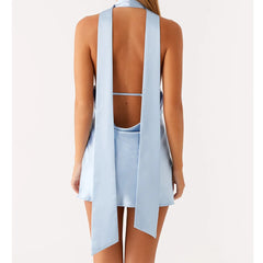 Neckholder-Kleid aus Seide mit offenem Rücken und Schal, figurbetont