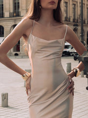 Etuikleid mit eckigem Kragen und schmalen Trägern – ein Partykleid