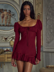 Rüschenkleid mit Schnürung und eckigem Ausschnitt, figurbetont