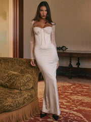Figurbetontes Spitzenkleid mit langen Ärmeln und Rückenschlitz