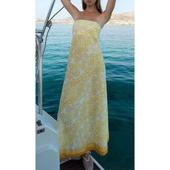 Schulterfreies, geblümtes Schlauchkleid für den Urlaub