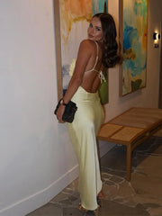 Gelbes Maxikleid aus Satin mit Blumenmuster