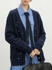 Marineblauer Strickcardigan aus Wolle mit V-Ausschnitt und Perlenbesatz