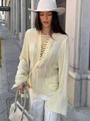Bluse mit Schleife und ausgestellten Ärmeln
