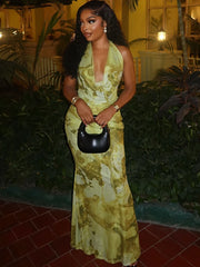 Kleid mit Mesh-Einsätzen, V-Ausschnitt und Raffungen, mit Blumenmuster