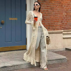 Strickkleid im Boho-Stil mit ausgestellten Ärmeln, schmaler Passform und V-Ausschnitt