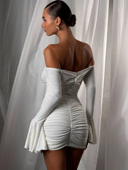 Figurbetontes Kleid mit ausgestellten Ärmeln und schulterfreiem Oberteil