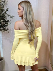 Rüschen-Minikleid mit schulterfreiem Oberteil und figurbetonter Silhouette