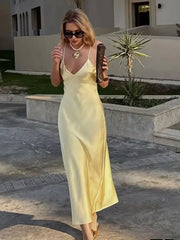 Gelbes rückenfreies Midi-Kleid aus Satin mit Trägern