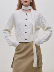 Kurzstrickjacke mit gedrehtem Blumenmuster