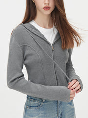 Kurzstrickjacke mit Kapuze und Fischgrätmuster
